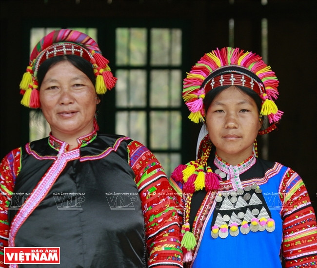 El llamativo tocado de los La Hu ảnh 1 El llamativo tocado de los La Hu ảnh 1