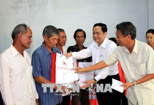 Presidente de FPV entrega regalos del Tet en Soc Trang ảnh 1 Presidente de FPV entrega regalos del Tet en Soc Trang ảnh 1