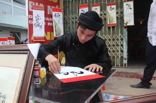 Calígrafos jóvenes llevan su trabajo a las calles ảnh 1