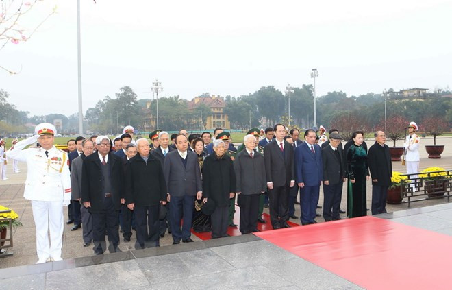 Dirigentes partidistas y estatales rindieron homenaje al Presidente Ho Chi Minh ảnh 1 Dirigentes partidistas y estatales rindieron homenaje al Presidente Ho Chi Minh ảnh 1