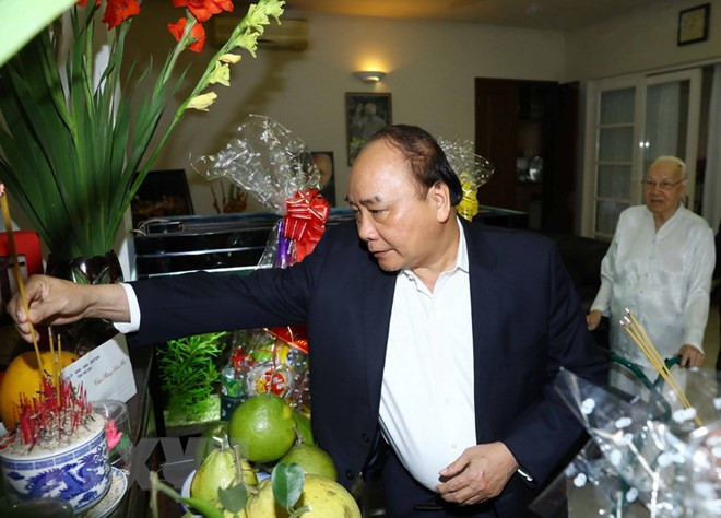 Premier de Vietnam rinde homenaje a extintos dirigentes del Partido Comunista y gobierno ảnh 1 Premier de Vietnam rinde homenaje a extintos dirigentes del Partido Comunista y gobierno ảnh 1