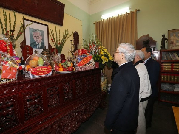 Máximo dirigente partidista de Vietnam rinde tributo a sus predecesores ảnh 1 Máximo dirigente partidista de Vietnam rinde tributo a sus predecesores ảnh 1