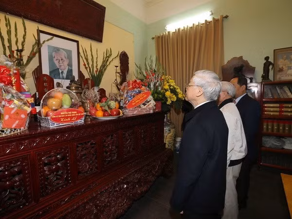 Máximo dirigente partidista de Vietnam rinde tributo a sus predecesores ảnh 1
