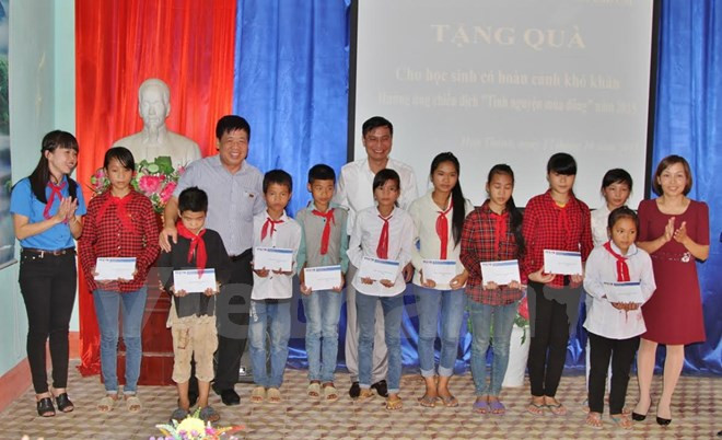 Entregan becas a alumnos desfavorecidos en Vietnam ảnh 1 Entregan becas a alumnos desfavorecidos en Vietnam ảnh 1