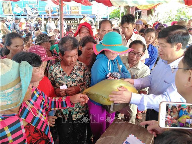 Reciben ayuda humanitaria camboyanos de origen vietnamita en la provincia de Kampong Chhnang ảnh 1 Reciben ayuda humanitaria camboyanos de origen vietnamita en la provincia de Kampong Chhnang ảnh 1