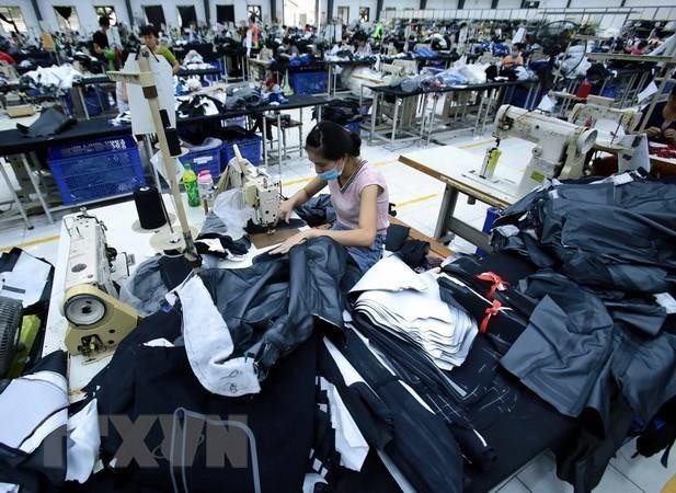 Valoran expertos influencia de guerra comercial China-EE.UU. en industrias textil y de calzado de Vietnam ảnh 1
