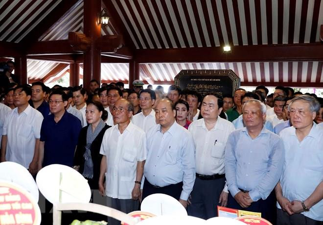Dirigentes vietnamitas rinden tributo al Presidente Ho Chi Minh ảnh 1 Dirigentes vietnamitas rinden tributo al Presidente Ho Chi Minh ảnh 1