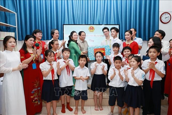 Primer ministro visita instituciones educativas para niños desfavorecidos ảnh 1 Primer ministro visita instituciones educativas para niños desfavorecidos ảnh 1