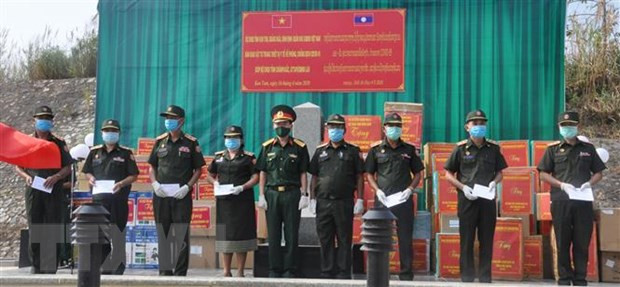 Unidades militares de Vietnam donan suministros médicos a localidades laosianas ảnh 1 Unidades militares de Vietnam donan suministros médicos a localidades laosianas ảnh 1