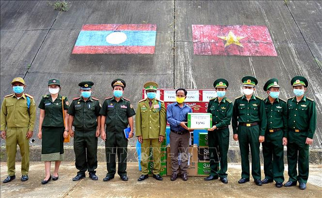 Guardia fronteriza vietnamita felicita a sus homólogos laosianos en ocasión del festival Bunpimay ảnh 1 Guardia fronteriza vietnamita felicita a sus homólogos laosianos en ocasión del festival Bunpimay ảnh 1