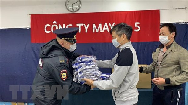 Compañía vietnamita obsequia mascarillas médicas a policías rusos ảnh 1 Compañía vietnamita obsequia mascarillas médicas a policías rusos ảnh 1