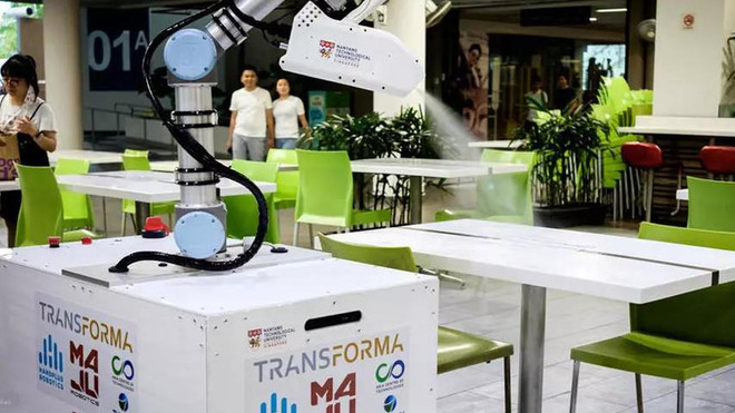 Singapur prueba robot desinfectante en lucha contra coronavirus ảnh 1