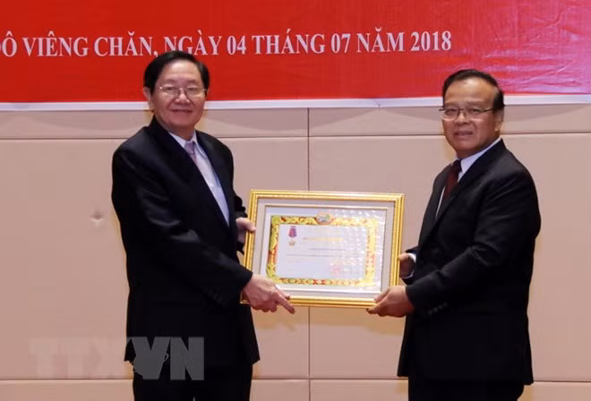 Dirigentes laosianos aprecian experiencias vietnamitas en gestión de funcionarios ảnh 1