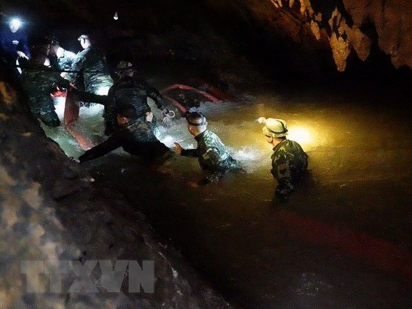 Avanza el rescate de 12 niños atrapados en una cueva en Tailandia ảnh 1
