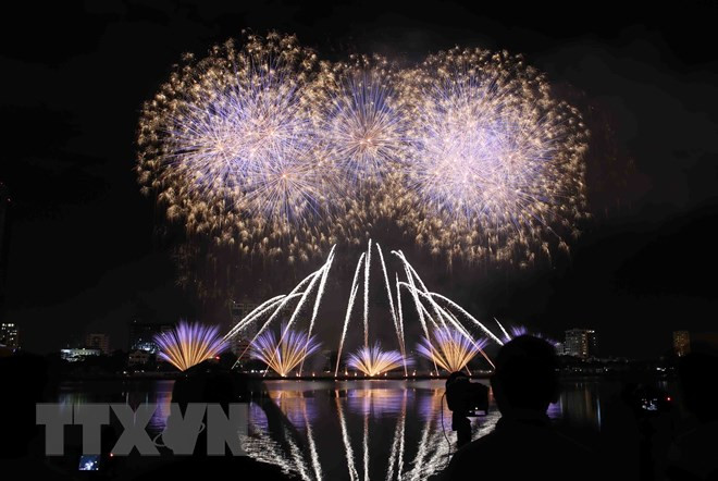 Italia se corona en concurso pirotécnico en Da Nang con puentes de luces y música ảnh 1 Italia se corona en concurso pirotécnico en Da Nang con puentes de luces y música ảnh 1