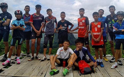 Encuentran con vida a equipo infantil de fútbol atrapado en cueva de Tailandia ảnh 1 Encuentran con vida a equipo infantil de fútbol atrapado en cueva de Tailandia ảnh 1