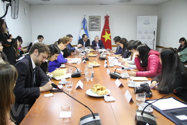 Fomentan cooperación entre uniones de mujeres de Vietnam y Argentina ảnh 2 Fomentan cooperación entre uniones de mujeres de Vietnam y Argentina ảnh 2