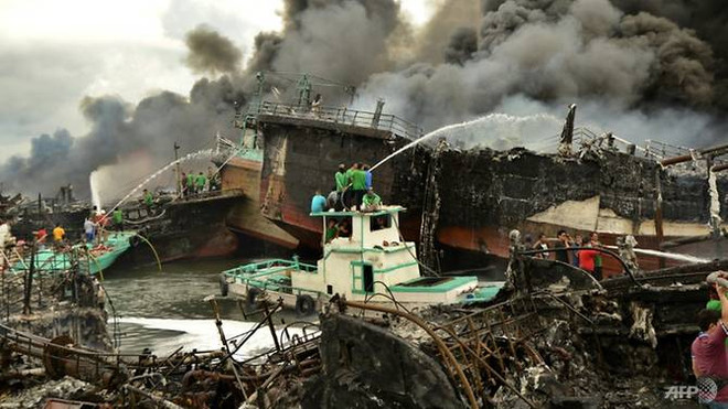 Indonesia: Decenas de buques calcinados en incendio en Bali ảnh 1 Indonesia: Decenas de buques calcinados en incendio en Bali ảnh 1