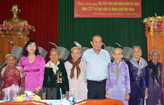Vicepremier entrega regalos a Madres Heroínas Vietnamitas ảnh 1 Vicepremier entrega regalos a Madres Heroínas Vietnamitas ảnh 1