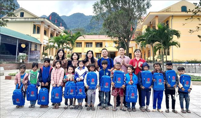 Ofrecen apoyo a estudiantes y personas afectadas por desastres en Quang Binh ảnh 1 Ofrecen apoyo a estudiantes y personas afectadas por desastres en Quang Binh ảnh 1