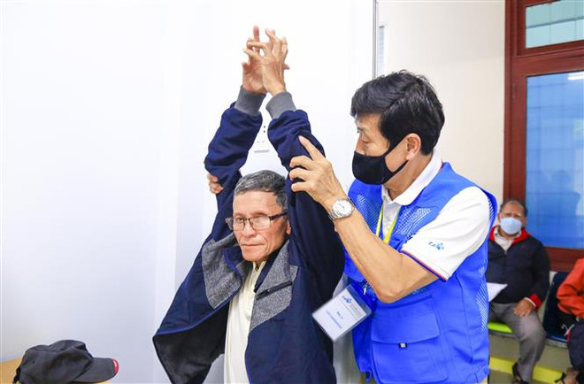 Médicos surcoreanos ofrecen exámenes médicos gratuitos a pobladores de Quang Ngai ảnh 1 Médicos surcoreanos ofrecen exámenes médicos gratuitos a pobladores de Quang Ngai ảnh 1