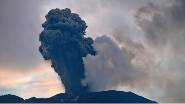 Indonesia evacúa a miles de personas debido a erupción de volcán ảnh 1