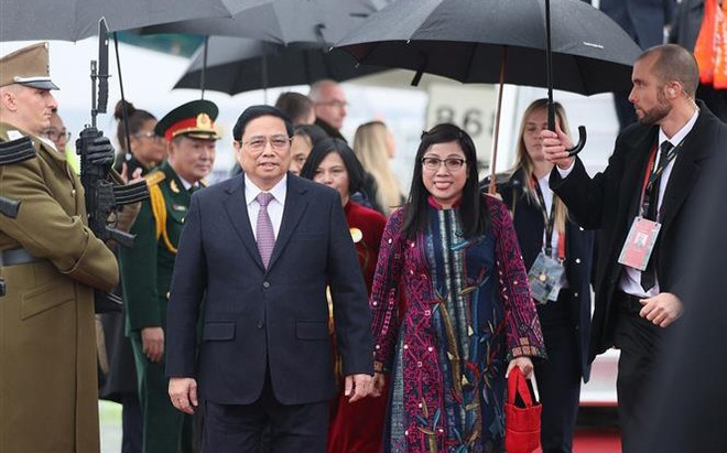 Premier llega a Budapest iniciando su visita oficial a Hungría ảnh 1 Premier llega a Budapest iniciando su visita oficial a Hungría ảnh 1