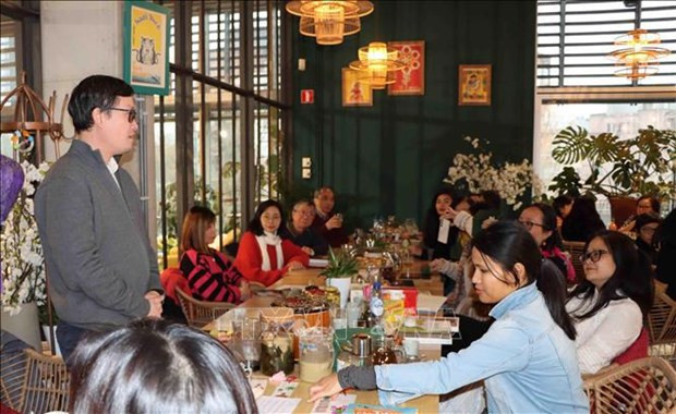 Ofrecen obras literarias vietnamitas en restaurante de Bruselas ảnh 1 Ofrecen obras literarias vietnamitas en restaurante de Bruselas ảnh 1