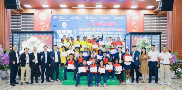 Tenistas vietnamitas avanzan en la final del campeonato regional de tenis ảnh 1