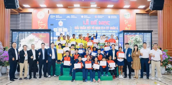 Tenistas vietnamitas avanzan en la final del campeonato regional de tenis ảnh 1