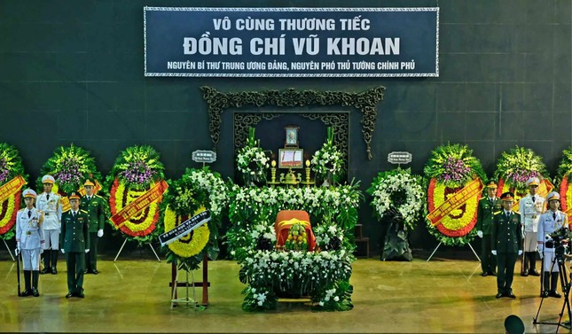 Despiden con funeral de Estado al exvicepremier vietnamita Vu Khoan ảnh 1 Despiden con funeral de Estado al exvicepremier vietnamita Vu Khoan ảnh 1