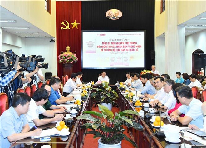 Presentan libro sobre el secretario general del Partido Comunista de Vietnam, Nguyen Phu Trong ảnh 2