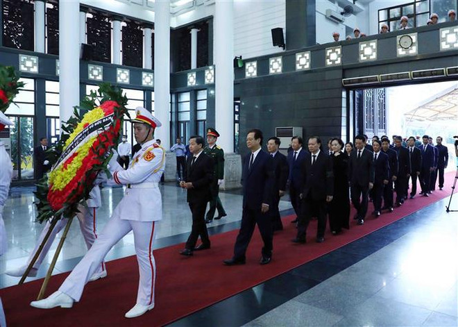 Despiden con funeral de Estado al exvicepremier vietnamita Vu Khoan ảnh 2 Despiden con funeral de Estado al exvicepremier vietnamita Vu Khoan ảnh 2