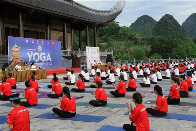 Nutrida participación en Día Internacional del Yoga en localidad vietnamita ảnh 1