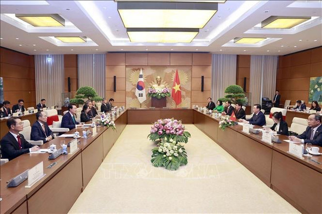 Titular del Parlamento vietnamita sostiene encuentro con presidente surcoreano ảnh 2 Titular del Parlamento vietnamita sostiene encuentro con presidente surcoreano ảnh 2