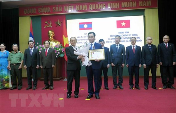 Laos otorga condecoraciones estatales a colectivos e individuos vietnamitas ảnh 1