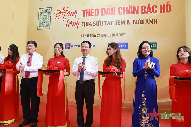 Efectúan exposición de sellos y postales sobre Presidente Ho Chi Minh ảnh 2