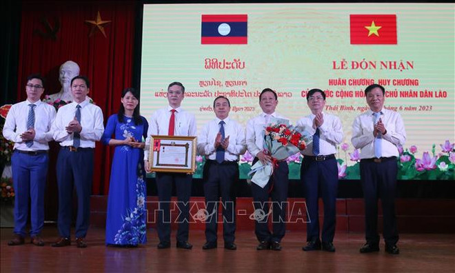 Universidad vietnamita honrada por su aporte a formación de trabajadores de salud de Laos ảnh 1 Universidad vietnamita honrada por su aporte a formación de trabajadores de salud de Laos ảnh 1
