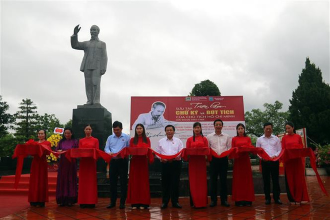 Inauguran exposición sobre colección de autógrafos del Presidente Ho Chi Minh ảnh 1 Inauguran exposición sobre colección de autógrafos del Presidente Ho Chi Minh ảnh 1