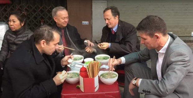 Dirigentes foráneos disfrutan libertad y democracia de Vietnam en sus propias calles ảnh 4 Dirigentes foráneos disfrutan libertad y democracia de Vietnam en sus propias calles ảnh 4