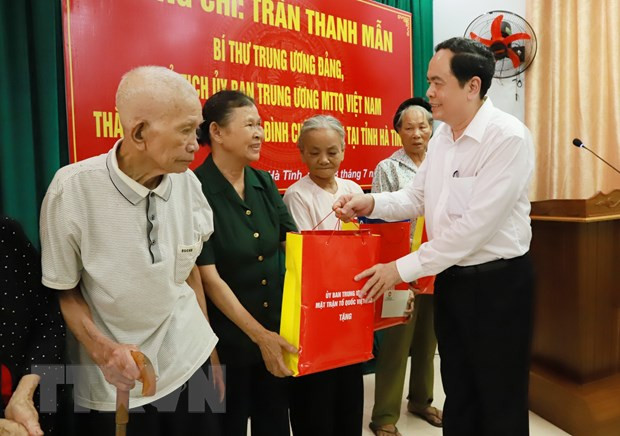 Entregan en Vietnam obsequios a familias beneficiadas de políticas sociales ảnh 1 Entregan en Vietnam obsequios a familias beneficiadas de políticas sociales ảnh 1