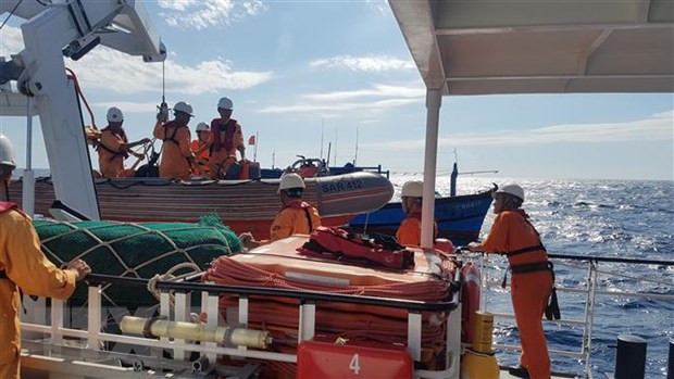 Rescatan a seis marineros vietnamitas accidentados en el mar ảnh 1