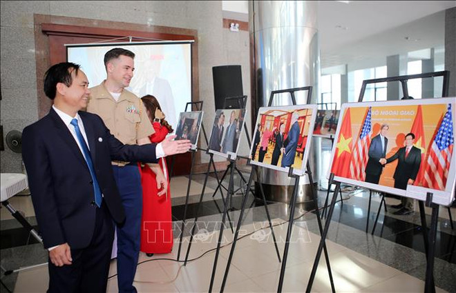 Exposición fotográfica celebra 25 años de relaciones diplomáticas Vietnam - Estados Unidos ảnh 1 Exposición fotográfica celebra 25 años de relaciones diplomáticas Vietnam - Estados Unidos ảnh 1
