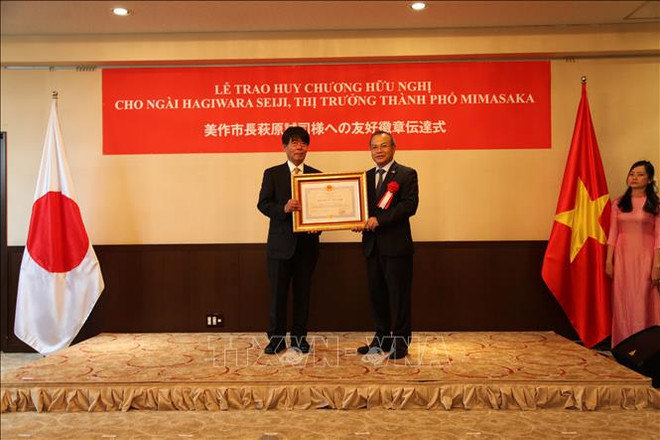 Gobernador japonés honrado con Medalla de Amistad de Vietnam ảnh 1 Gobernador japonés honrado con Medalla de Amistad de Vietnam ảnh 1