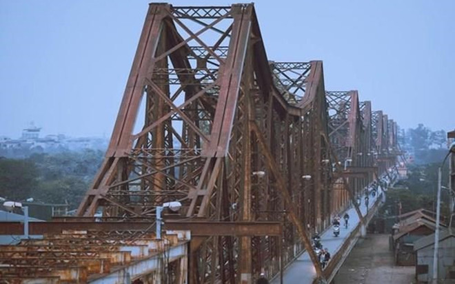 Celebran en Hanoi exposición fotográfica sobre puente de Long Bien ảnh 1