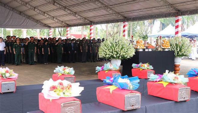 Realizan en Vietnam acto de entierro de soldados caídos en Camboya ảnh 1 Realizan en Vietnam acto de entierro de soldados caídos en Camboya ảnh 1