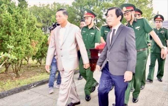 Rinden homenaje póstumo a combatientes voluntarios vietnamitas fallecidos en Laos ảnh 1 Rinden homenaje póstumo a combatientes voluntarios vietnamitas fallecidos en Laos ảnh 1