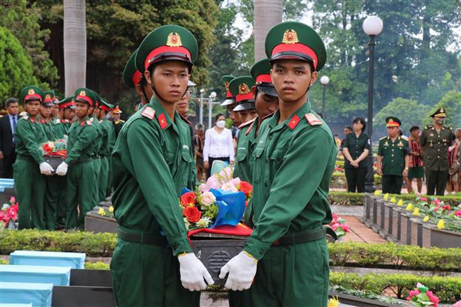 Realizan en Vietnam acto de entierro de soldados caídos en Camboya ảnh 2 Realizan en Vietnam acto de entierro de soldados caídos en Camboya ảnh 2