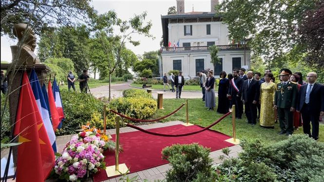 Vietnamitas en Reino Unido y Francia rinden homenaje al Presidente Ho Chi Minh ảnh 2 Vietnamitas en Reino Unido y Francia rinden homenaje al Presidente Ho Chi Minh ảnh 2