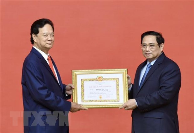 Confieren a exprimer ministro de Vietnam insignia por 55 años de membresía del PCV ảnh 1 Confieren a exprimer ministro de Vietnam insignia por 55 años de membresía del PCV ảnh 1